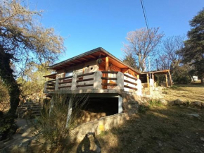 Lugar de paz y alegría en medio de montañas y río.